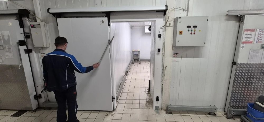Двери холодильные откатные ОД ПХ 1010 2190 RAL 9003/RAL 9003 0 Н Лев ПХ (3 шт) завод – производитель ООО "ПрофХолод", Россия для ООО "О`КЕЙ". (май 2026 г.). Проверка работы холодильной откатной двери. Двери холодильные откатные ОД ПХ 1010 2190 RAL 9003/RAL 9003 0 Н Лев ПХ (3 шт) завод – производитель ООО "ПрофХолод", Россия для ООО "О`КЕЙ". (май 2026 г.). Проверка работы холодильной откатной двери.