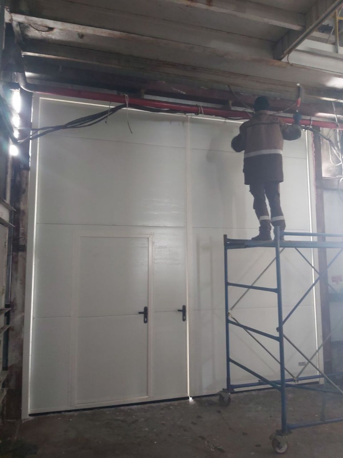 Поставка и монтаж ворот распашных гаражных DoorHan из панелей с заполнением PIR 4200х4016h с калиткой RAL 9003 производство Россия для АО «АПО «Аврора» Липецкая область, Задонский район, Хмелинецкий сельсовет, деревня Нечаево (январь 2026 г.). Поставка и монтаж ворот распашных гаражных DoorHan из панелей с заполнением PIR 4200х4016h с калиткой RAL 9003 производство Россия для АО «АПО «Аврора» Липецкая область, Задонский район, Хмелинецкий сельсовет, деревня Нечаево (январь 2026 г.).